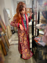 Load image into Gallery viewer, Kimono fior di loto in velluto e organza bordeaux
