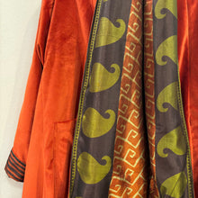 Load image into Gallery viewer, Kimono Tokyo in velluto color arancione e verde reversibile
